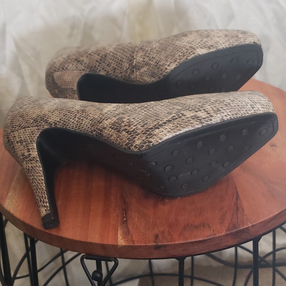 SALE 🖤👠 Snake Print Heels - Picture 5 of 7